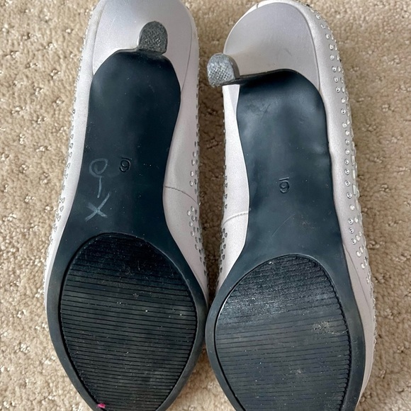 KELLY & KATIE Women’s Silver w/ Stones Doreen Satin Gemstone 2” Heel-Size 6 - Picture 5 of 8